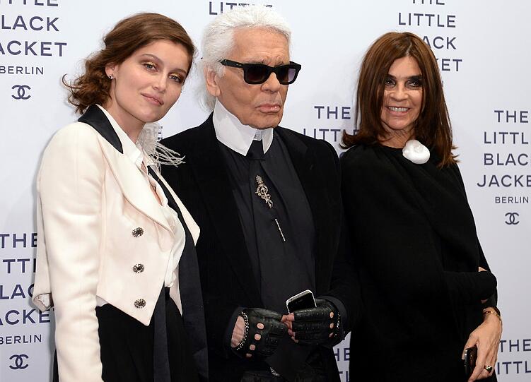 Der Designer Karl Lagerfeld, Model und Schauspielerin Laetitia Casta (l) sowie Carine Roitfeld, frühere Chefin der französischen «Vogue»