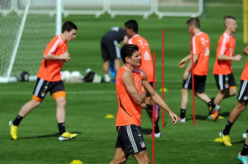 Der FC Bayern beim Abendtraining in Doha.