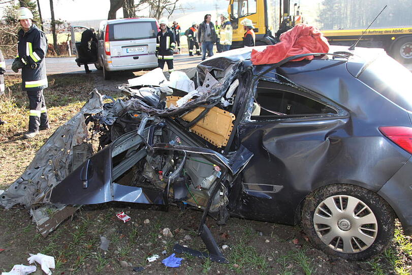 Der 21-Jährige kam auf Höhe eines Waldstücks nahe Reichertsheim (Landkreis Mühldorf am Inn) von der Fahrbahn ab und geriet in den Gegenverkehr.