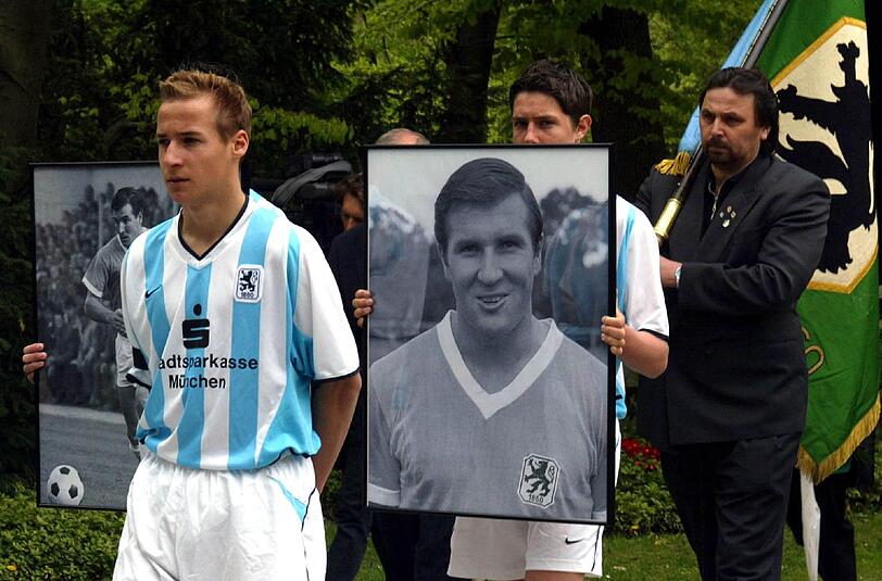 Die Löwen in Gedenken an ihre verstorbene Legende Rudi Brunnenmeier.