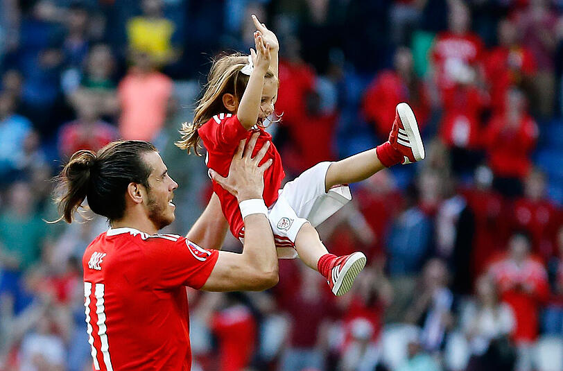 Die Kicker aus Wales feierte ihren Viertelfinal-Erfolg gegen Belgien mit der Familie auf dem Rasen. Hier: Gareth Bale mit seiner Tochter. Ein Bild, welches die UEFA nicht mehr sehen will.