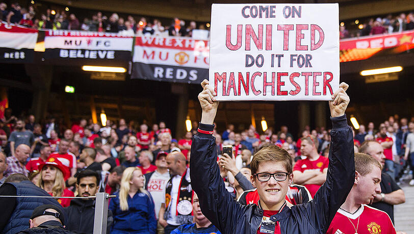 "Los United, siegt für Manchester"... Und in der Tat: Von der ersten Minute an wirkten die Red Devils von Star-Teammanager José Mourinho äußerst motiviert. "Los United, siegt für Manchester"... Und in der Tat: Von der ersten Minute an wirkten die Red Devils von Star-Teammanager José Mourinho äußerst motiviert.