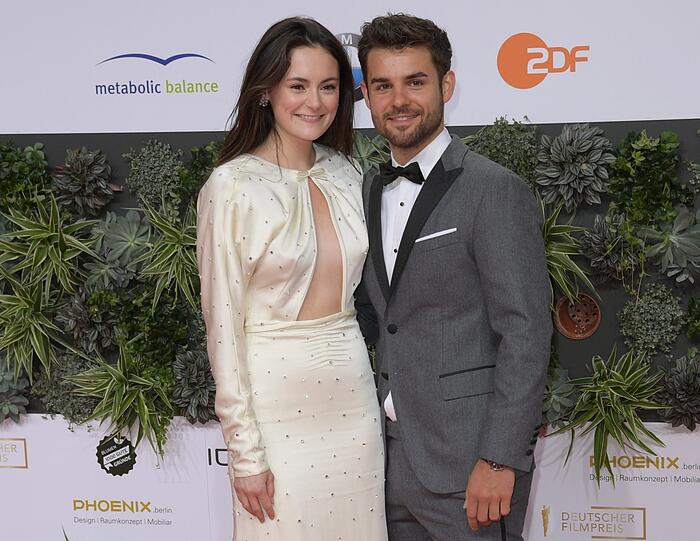 Die Schauspieler Lea van Acken und Lucas Reiber