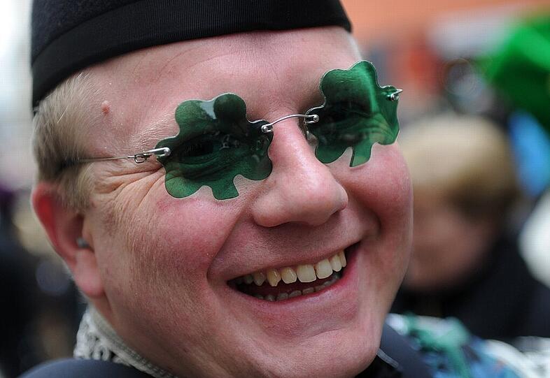 Irisches Brauchtum auf den Straßen München: Beim Umzug zum St. Patrick's Day sind Jung und Alt dabei - und gute Laune ist Pflicht.