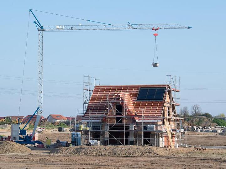 Ein Einfamilienhaus im Rohbau in einem Neubaugebiet in der Region Hannover. Das Einfamilienhaus bleibt weiterhin die häufigste Form des Immobilienbesitzes.