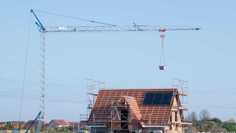 Ein Einfamilienhaus im Rohbau in einem Neubaugebiet in der Region Hannover. Das Einfamilienhaus bleibt weiterhin die häufigste Form des Immobilienbesitzes.