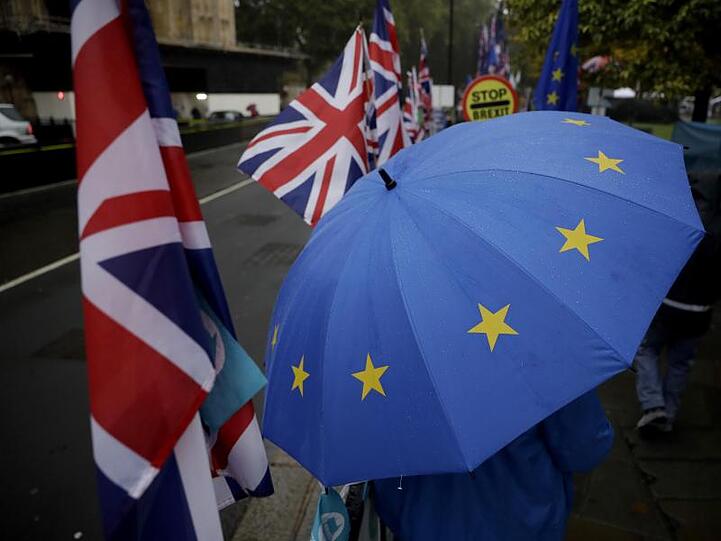 Ein Demonstrant zeigt seine Ablehnung gegen den Brexit vor dem britischen Parlament mit einem EU-Regenschirm.