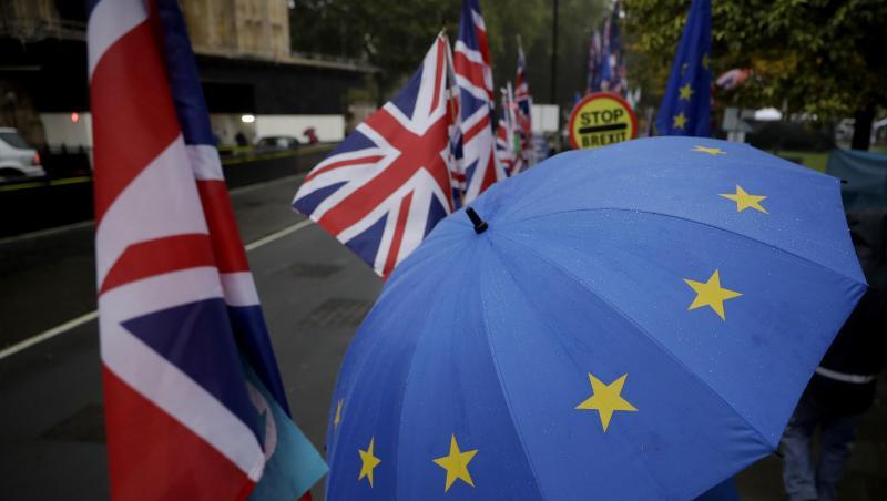 Ein Demonstrant zeigt seine Ablehnung gegen den Brexit vor dem britischen Parlament mit einem EU-Regenschirm. Ein Demonstrant zeigt seine Ablehnung gegen den Brexit vor dem britischen Parlament mit einem EU-Regenschirm.