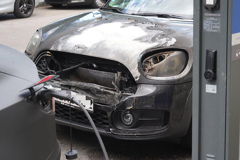 Zwei E-Autos wurden in der Au in Brand gesteckt. Der Sachschaden beträgt Zehntausende Euro.