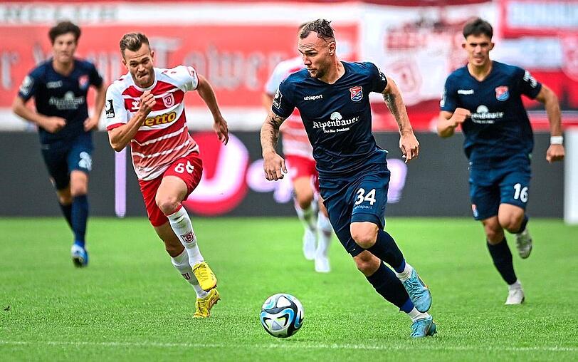 Erstmals seit 2017 wieder im Pokal vertreten: die SpVgg Unterhaching um Patrick Hobsch (Mitte).  Foto: foto2press/imago