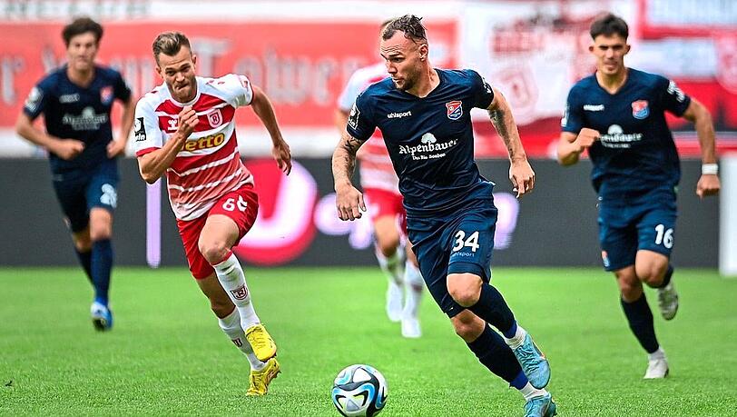 Erstmals seit 2017 wieder im Pokal vertreten: die SpVgg Unterhaching um Patrick Hobsch (Mitte).  Foto: foto2press/imago