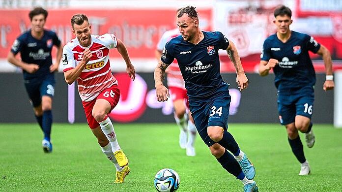 Erstmals seit 2017 wieder im Pokal vertreten: die SpVgg Unterhaching um Patrick Hobsch (Mitte).  Foto: foto2press/imago