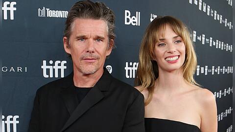 Ethan und Maya Hawke sind nicht nur Vater und Tochter, sondern gelegentlich auch Kollegen. So arbeiteten sie etwa für das Drama "Wildcat" zusammen.