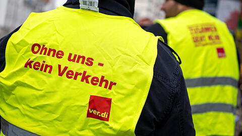 Verdi fordert weiterhin eine Entgeltsteigerung von 668,75 Euro sowie Verbesserungen bei der Arbeitszeit, insbesondere die Reduzierung der w&ouml;chentlichen Arbeitszeit und eine Mindestruhezeit von elf Stunden.