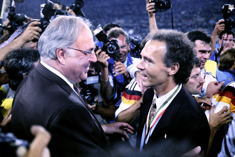 Der Kanzler und der Kaiser: Helmuth Kohl (&dagger;87) geh&ouml;rte zu den ersten, die Franz Beckenbauer (&dagger;78) und seinen Weltmeistern in Rom gratulierten.