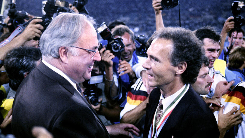 Der Kanzler und der Kaiser: Helmuth Kohl (&dagger;87) geh&ouml;rte zu den ersten, die Franz Beckenbauer (&dagger;78) und seinen Weltmeistern in Rom gratulierten.
