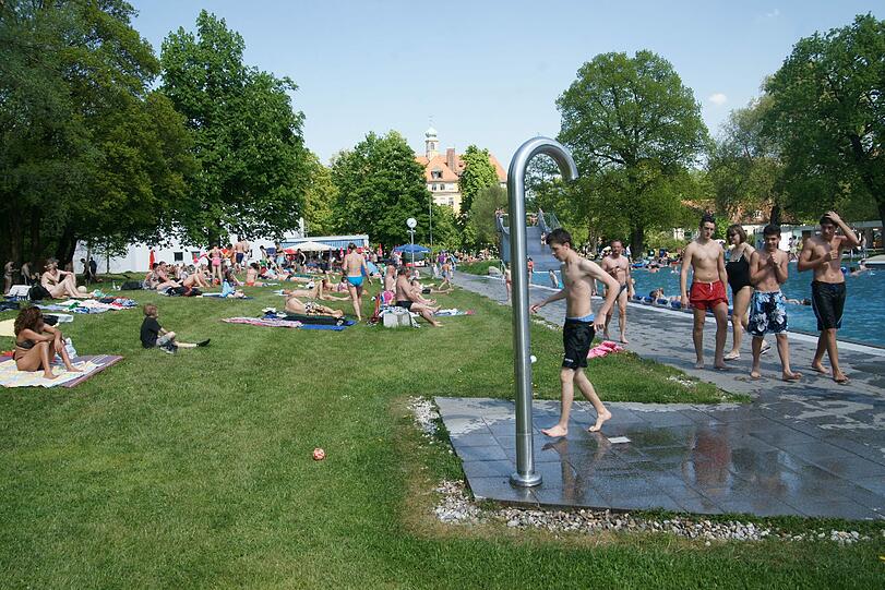 Ein kalte Dusche verhilft Abkühlung.