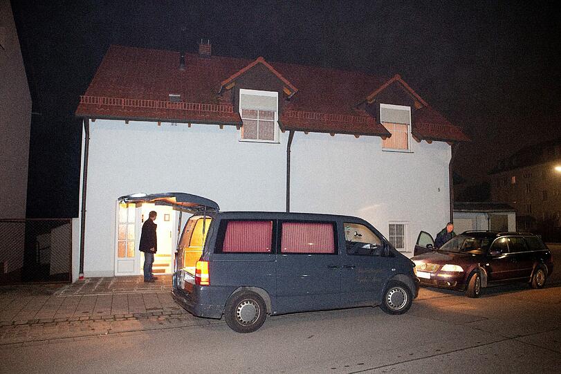 Die Tochter des 90-Jährigen hatte
die Leichen der beiden Männer am Samstag in deren Einfamilienhaus im
Stadtteil Wutzlhofen entdeckt, wie Polizei und Staatsanwaltschaft
mitteilten.