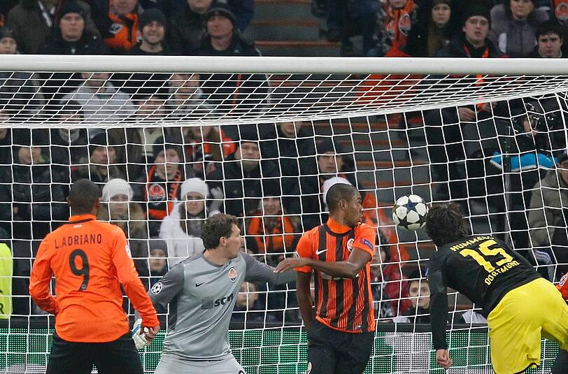 2:2 in Donezk: Mats Hummels trifft für Borussia Dortmund per Kopf.