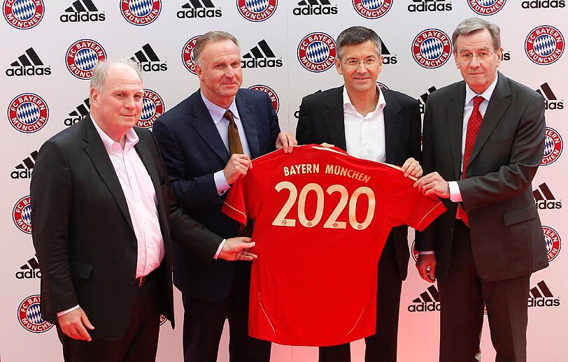 Bei der FC-Bayern-Vertragsverlängerung bis 2020 mit Adidas: Von rechts: Uli Hoeness, Karl-Heinz Rummenigge, Herbert Hainer (Vorstandsvorsitzender der Adidas AG) und  Karl Hopfner