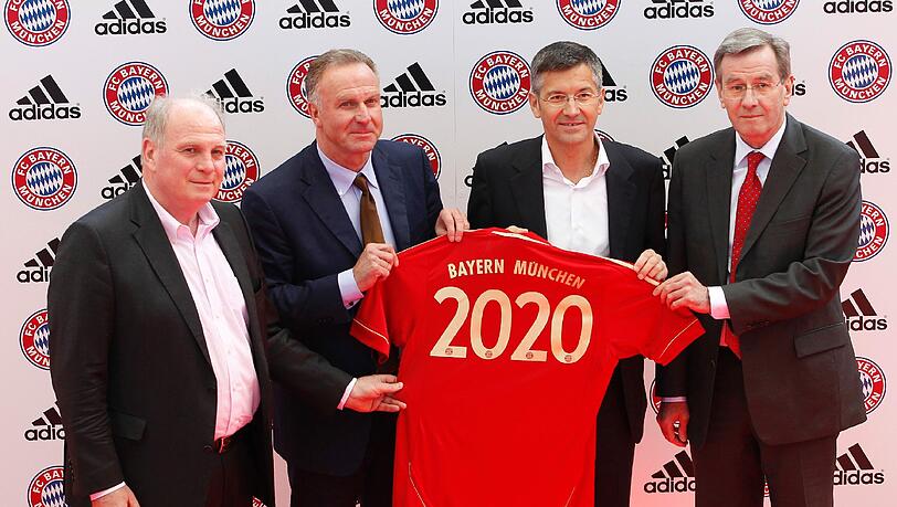 Bei der FC-Bayern-Vertragsverlängerung bis 2020 mit Adidas: Von rechts: Uli Hoeness, Karl-Heinz Rummenigge, Herbert Hainer (Vorstandsvorsitzender der Adidas AG) und Karl Hopfner Bei der FC-Bayern-Vertragsverlängerung bis 2020 mit Adidas: Von rechts: Uli Hoeness, Karl-Heinz Rummenigge, Herbert Hainer (Vorstandsvorsitzender der Adidas AG) und Karl Hopfner
