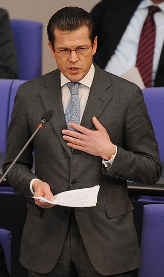 3. Der erschwindelte Doktor-Titel des Ex-CSU-Hoffnungsträgers und Bundesverteidigungsministers Karl-Theodor zu Guttenberg. Strauß hatte bayernweit das beste Abitur seit 1910 abgelegt, war Stipendiant im Maximilianeum, hat Altphilologie und Geschichte studiert &ndash; und bekam acht Doktor-Titel ehrenhalber verliehen. Die Ehrendoktorwürden der Universitäten Cleveland und Kalamazoo (1962), Chicago (1964), Detroit (1965), Santiago de Chile (1977), Dallas (1980), Maryland (1983) sowie München (1985).