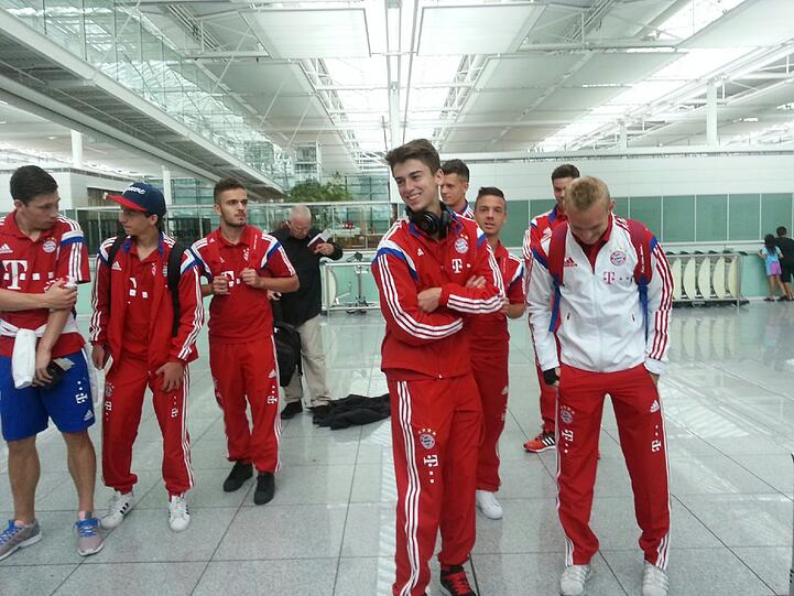 Spieler des FC Bayern warten am Flughafen.