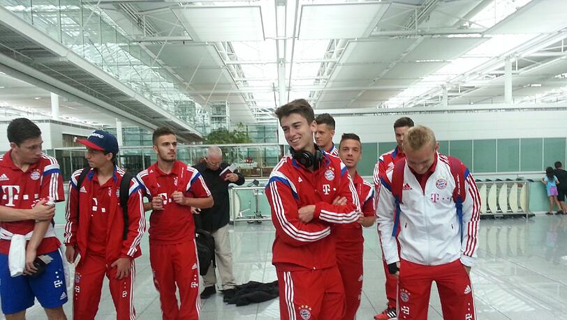 Spieler des FC Bayern warten am Flughafen. Spieler des FC Bayern warten am Flughafen.