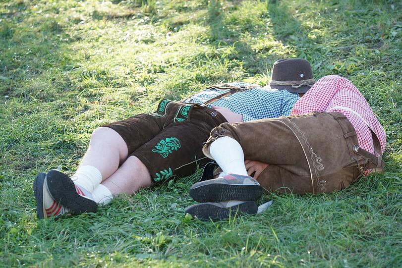 Vom Sonnenstrahl geküsst: Diese beiden Wiesn-Gänger liegen flach.