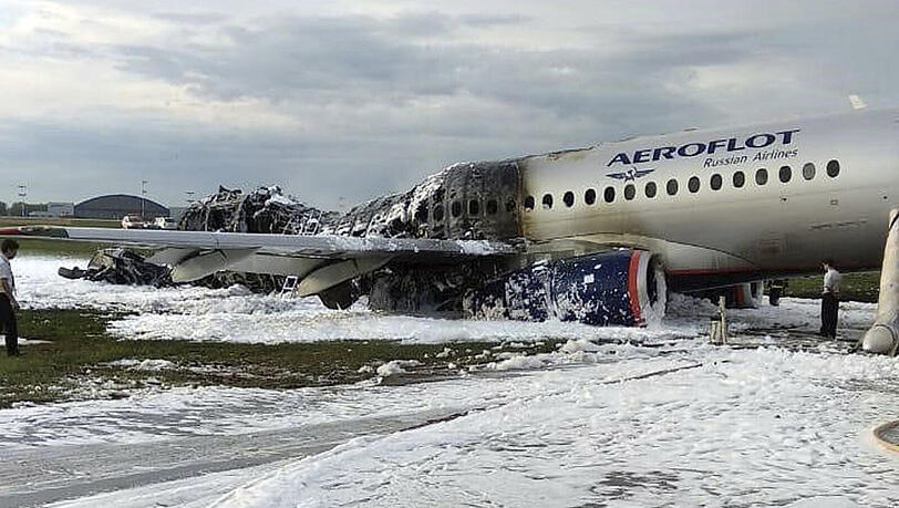Die Flammen wüteten vor allem im hinteren Teil des Flugzeugs. Die Flammen wüteten vor allem im hinteren Teil des Flugzeugs.