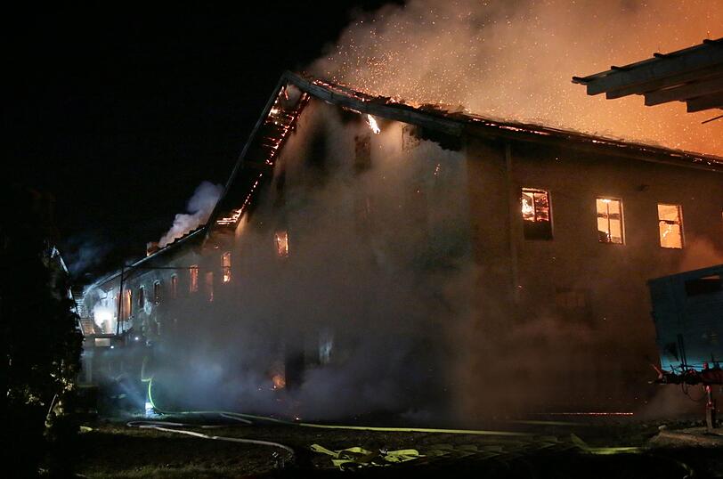 Am Freitagmorgen hat es einen Großbrand auf dem Gelände eines Bauernhofes gegeben. Das Feuer war ersten Erkenntnissen zufolge in einer Lagerhalle ausgebrochen, die Ursache war zunächst unklar.