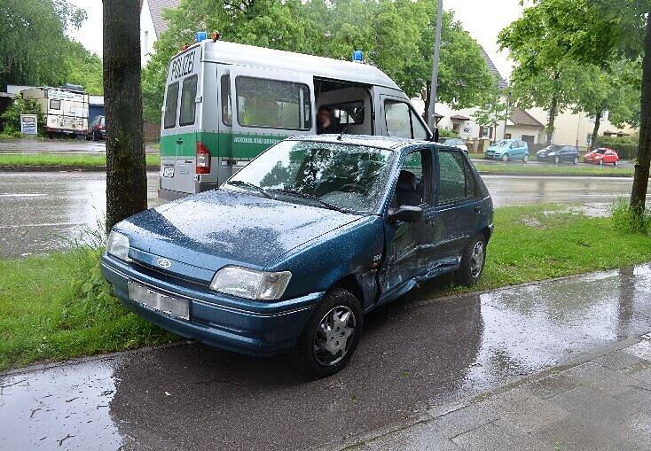 Der demolierte Ford.