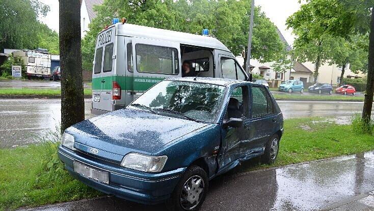 Der demolierte Ford. Der demolierte Ford.
