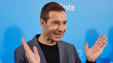 So kennt man Kai Pflaume eigentlich aus dem TV und von den roten Teppichen. Für ein Umstyling hat er jetzt aber einen neuen Look gewagt.