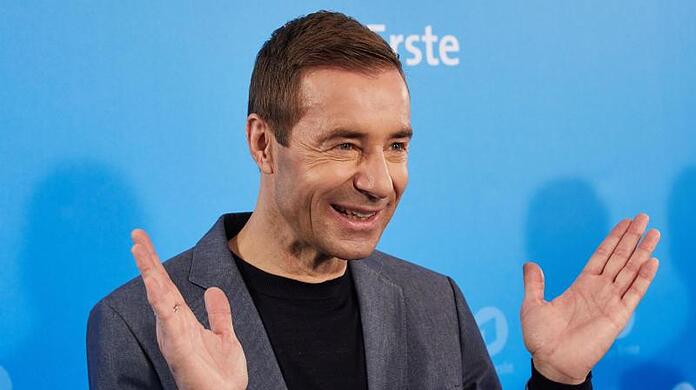 So kennt man Kai Pflaume eigentlich aus dem TV und von den roten Teppichen. Für ein Umstyling hat er jetzt aber einen neuen Look gewagt.