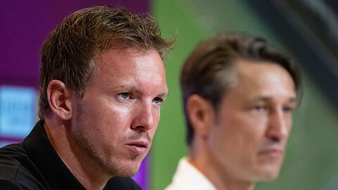 Trainer Julian Nagelsmann (l) vom FC Bayern München und Trainer Niko Kovac vom VfL Wolfsburg.