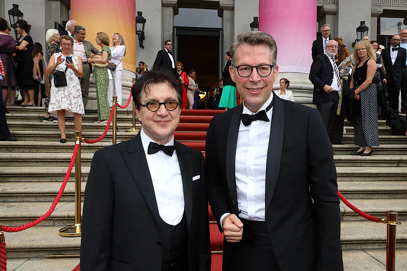 Kunstminister Markus Blume (rechts) mit Serge Dorny am roten Teppich bei der Eröffnung der Münchner Opernfestspiele 2023 vor dem Nationaltheater.