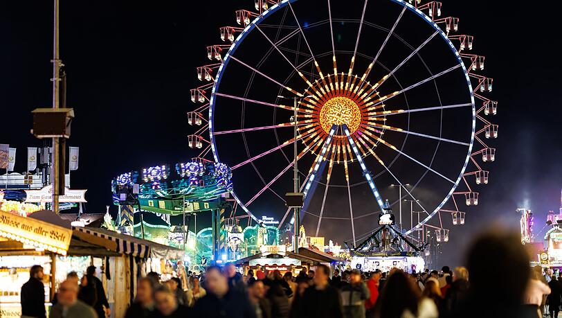 Das Münchner Oktoberfest im Dunklen. Hier soll am Abend eine Drohne geflogen sein. (Archivbild)