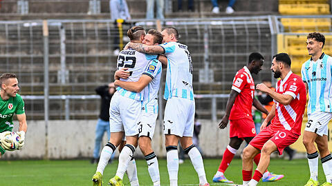 Der TSV 1860 jubelt über den Treffer zum 3:0 gegen Energie Cottbus.