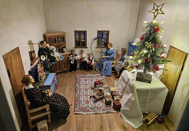 Eine Kastenkrippe mit einer guten Stube - mit Krippe darin.