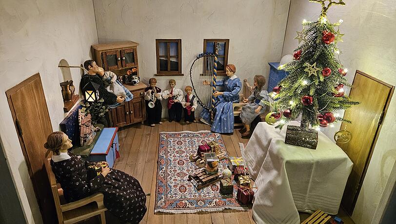 Eine Kastenkrippe mit einer guten Stube - mit Krippe darin.