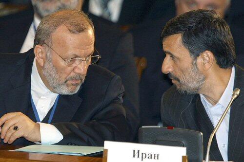 Mahmud Ahmadinedschad und Manucher Mottaki (li.)