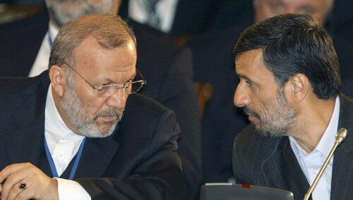 Mahmud Ahmadinedschad und Manucher Mottaki (li.) Mahmud Ahmadinedschad und Manucher Mottaki (li.)