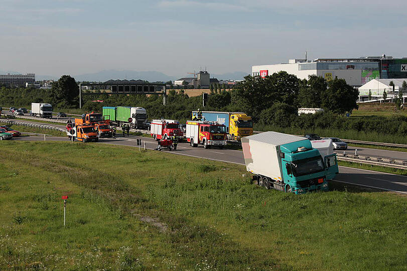 Vermutlich weil er zu schnell auf die Autobahn fährt, kommt ein Laster in der Kurve von der Fahrbahn ab und fährt in die Leitplanke. Sein Hänger kippt um.