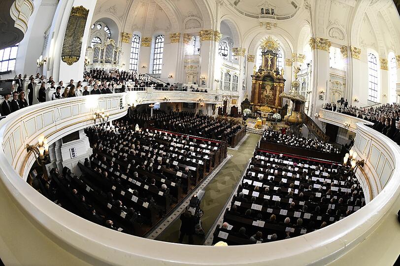 1800 geladene Gäste nehmen an der Trauerfeier Schmidts teil.