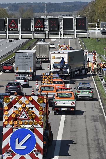 Auf der A9 krachten vier Lkw ineinander. Es kam zu langen Rückstaus und Verkehrsbehinderungen.