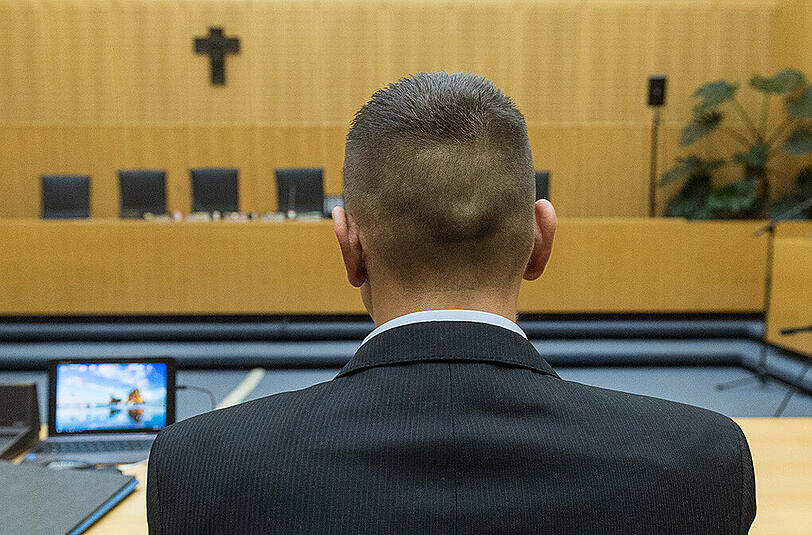 Der Angeklagte Oliver H. sitzt am Dienstag im Gerichtssaal des Landgerichts in Weiden.
