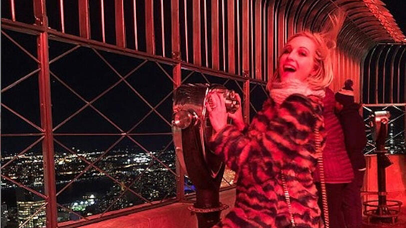 Candice King auf dem Empire State Building in New York