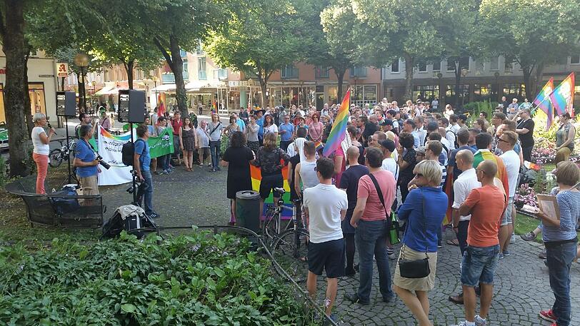 Ein Zeichen gegen Homophobie: Die Demonstration auf dem Weißenburger Platz.