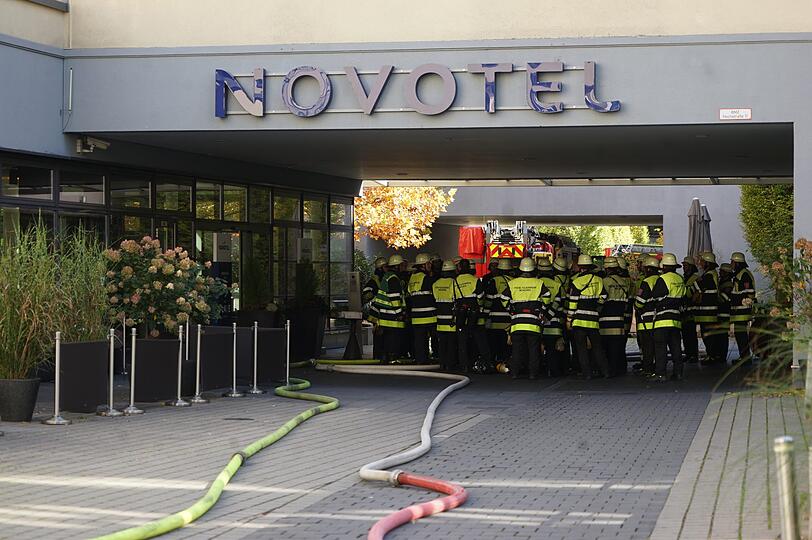 Wegen der starken Rauchentwicklung nach einem Saunabrand hat die Feuerwehr das Hotel evakuiert. Verletzt wurde niemand.